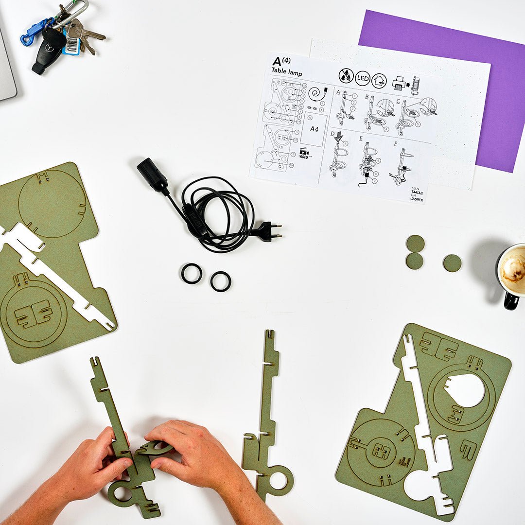 A(4) tafellamp - hout in de kleur Dirty Mint van Van Tjalle en Jasper