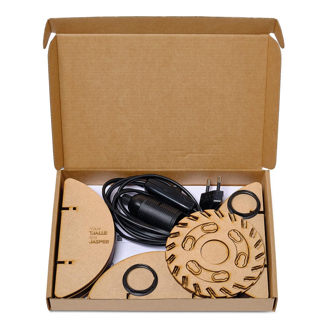 Atmosphere tafellamp - hout in de kleur Black van Van Tjalle en Jasper