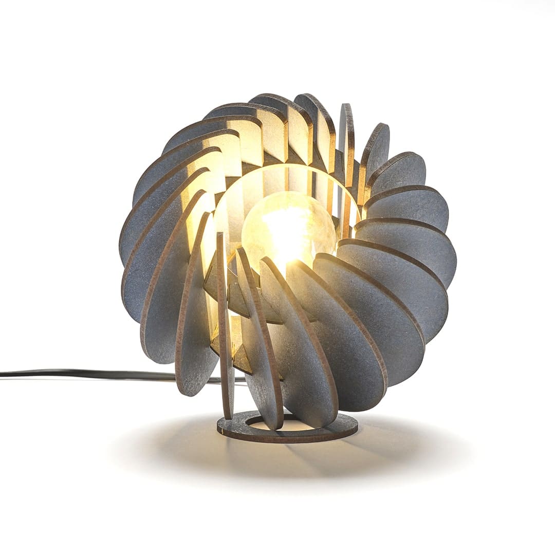 Atmosphere tafellamp - hout in de kleur Black van Van Tjalle en Jasper