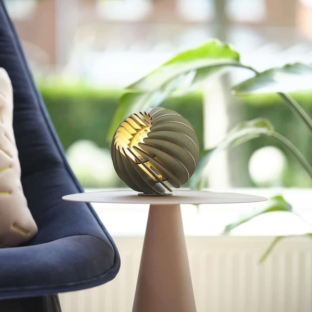 Atmosphere tafellamp - hout in de kleur Black van Van Tjalle en Jasper