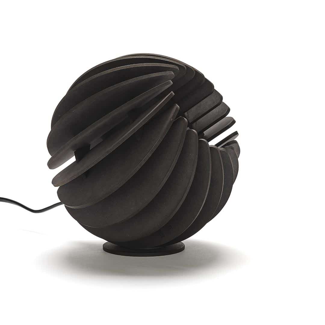 Atmosphere tafellamp - hout in de kleur Black van Van Tjalle en Jasper