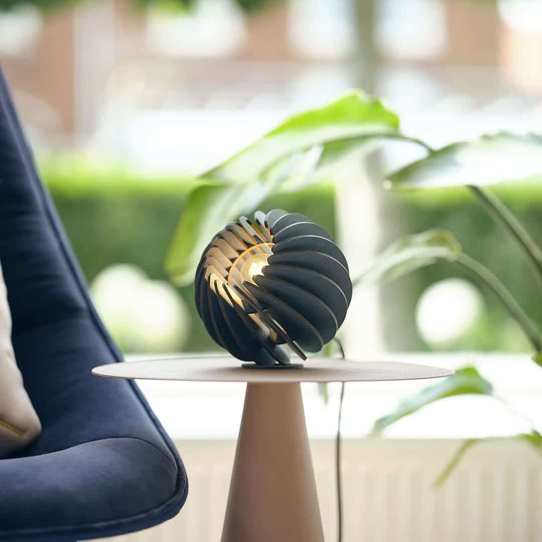 Atmosphere tafellamp - hout in de kleur Black van Van Tjalle en Jasper