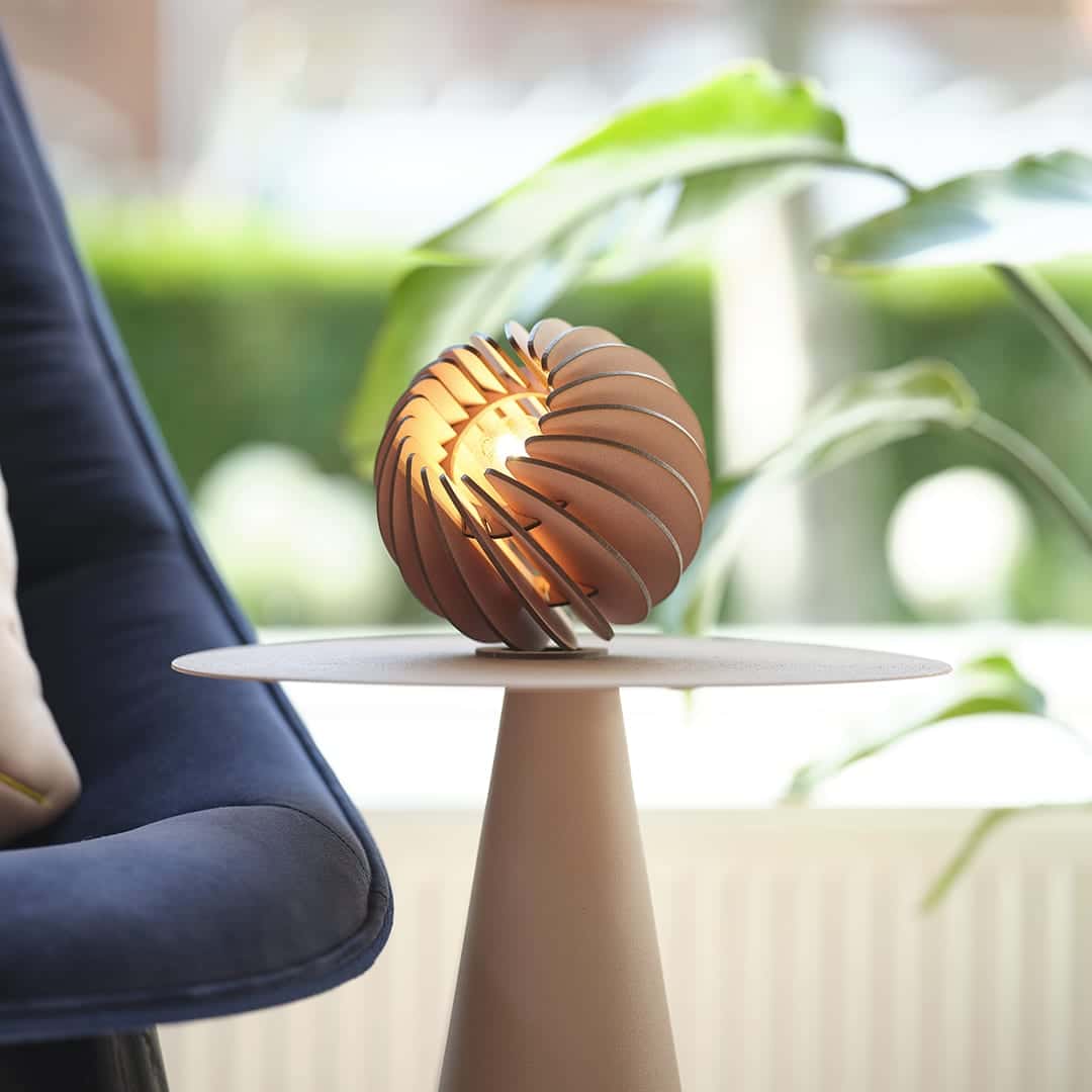 Atmosphere tafellamp - hout in de kleur Black van Van Tjalle en Jasper