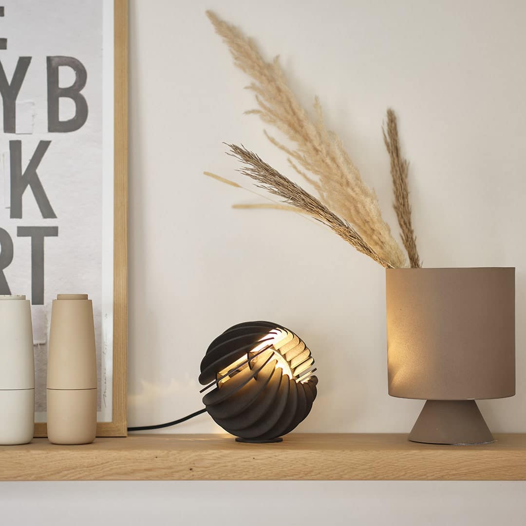 Atmosphere tafellamp - hout in de kleur Black van Van Tjalle en Jasper