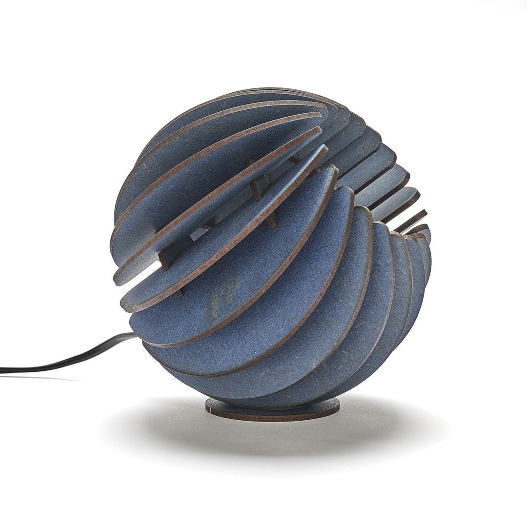 Atmosphere tafellamp - hout in de kleur Black van Van Tjalle en Jasper