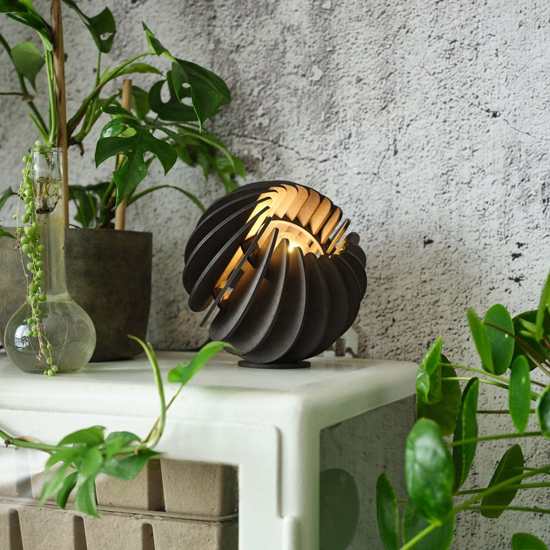 Atmosphere tafellamp - hout in de kleur Black van Van Tjalle en Jasper