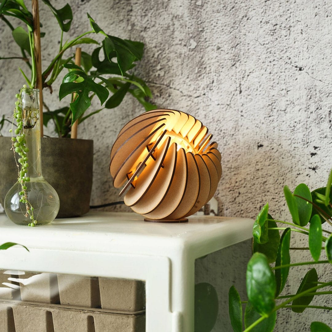 Atmosphere tafellamp - hout in de kleur Black van Van Tjalle en Jasper