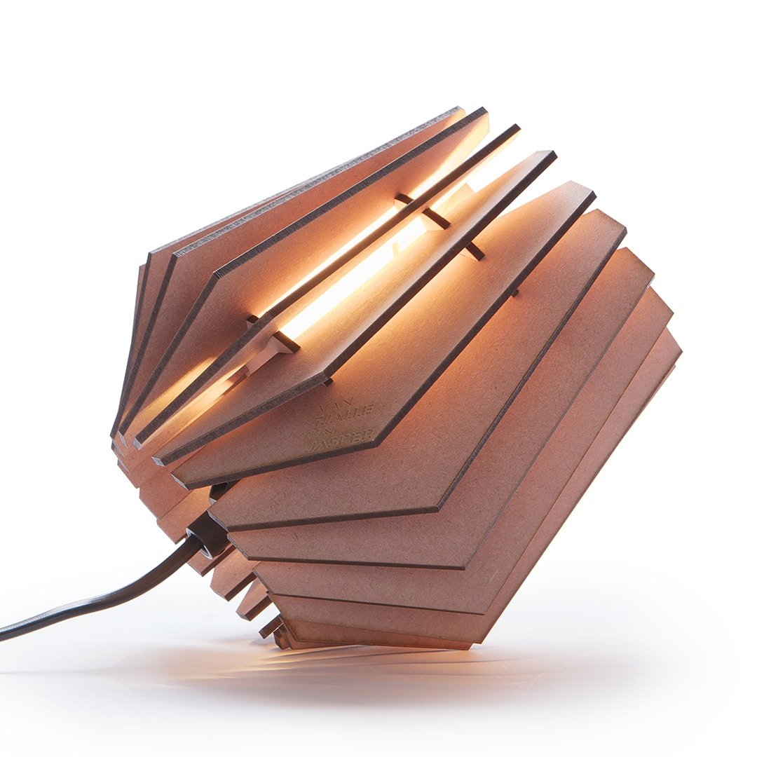 Mini - spot tafellamp - hout in de kleur Black van Van Tjalle en Jasper