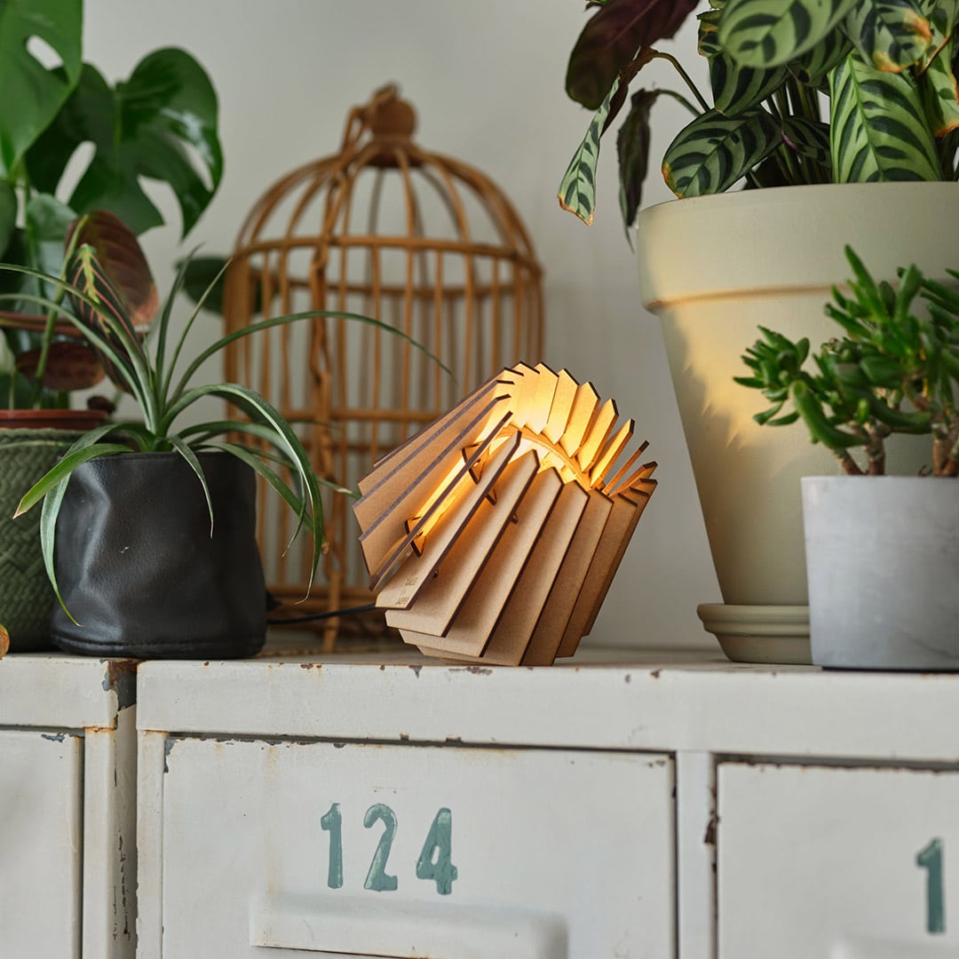 Mini - spot tafellamp - hout in de kleur Black van Van Tjalle en Jasper