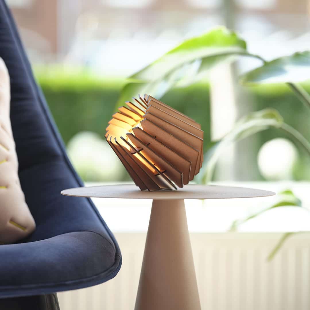 Mini - spot tafellamp - hout in de kleur Black van Van Tjalle en Jasper