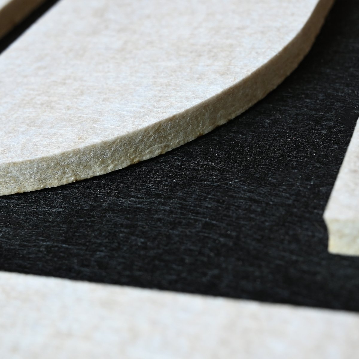 Abstract vilt wanddecoratie - vilten wanddecoratie in de kleur Black & white van Van Tjalle en Jasper