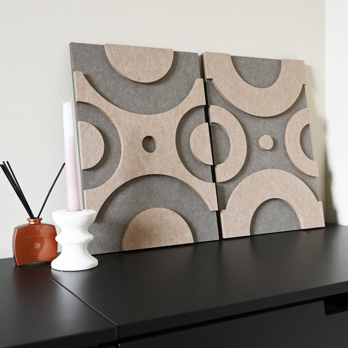 Dot vilt wanddecoratie - vilten wanddecoratie in de kleur Grey & taupe van Van Tjalle en Jasper