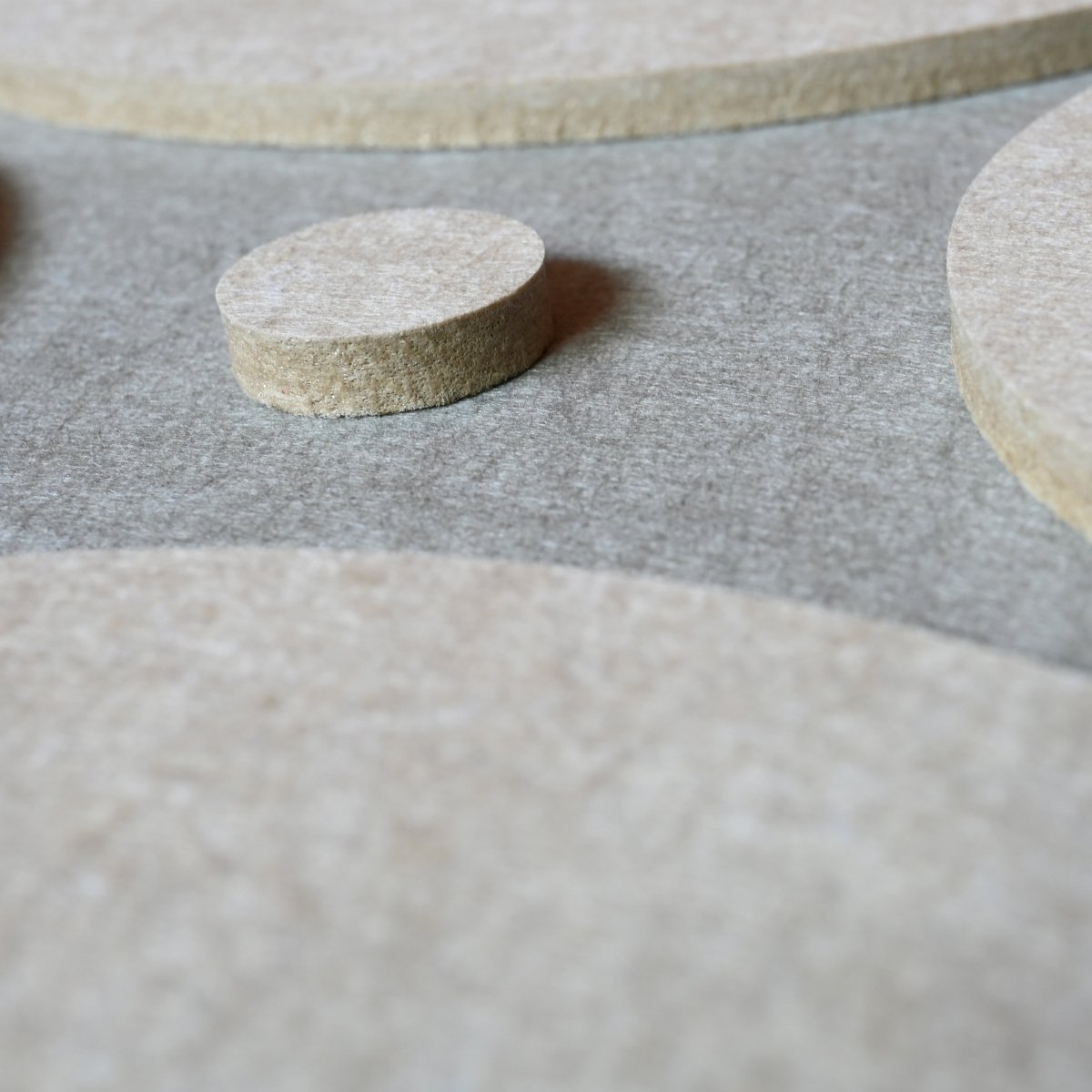 Dot vilt wanddecoratie - vilten wanddecoratie in de kleur Grey & taupe van Van Tjalle en Jasper