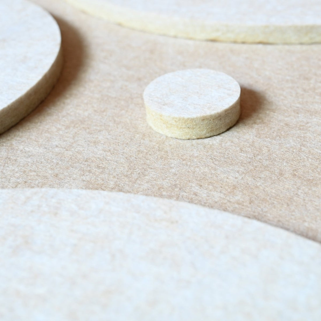 Dot vilt wanddecoratie - vilten wanddecoratie in de kleur White & sand van Van Tjalle en Jasper