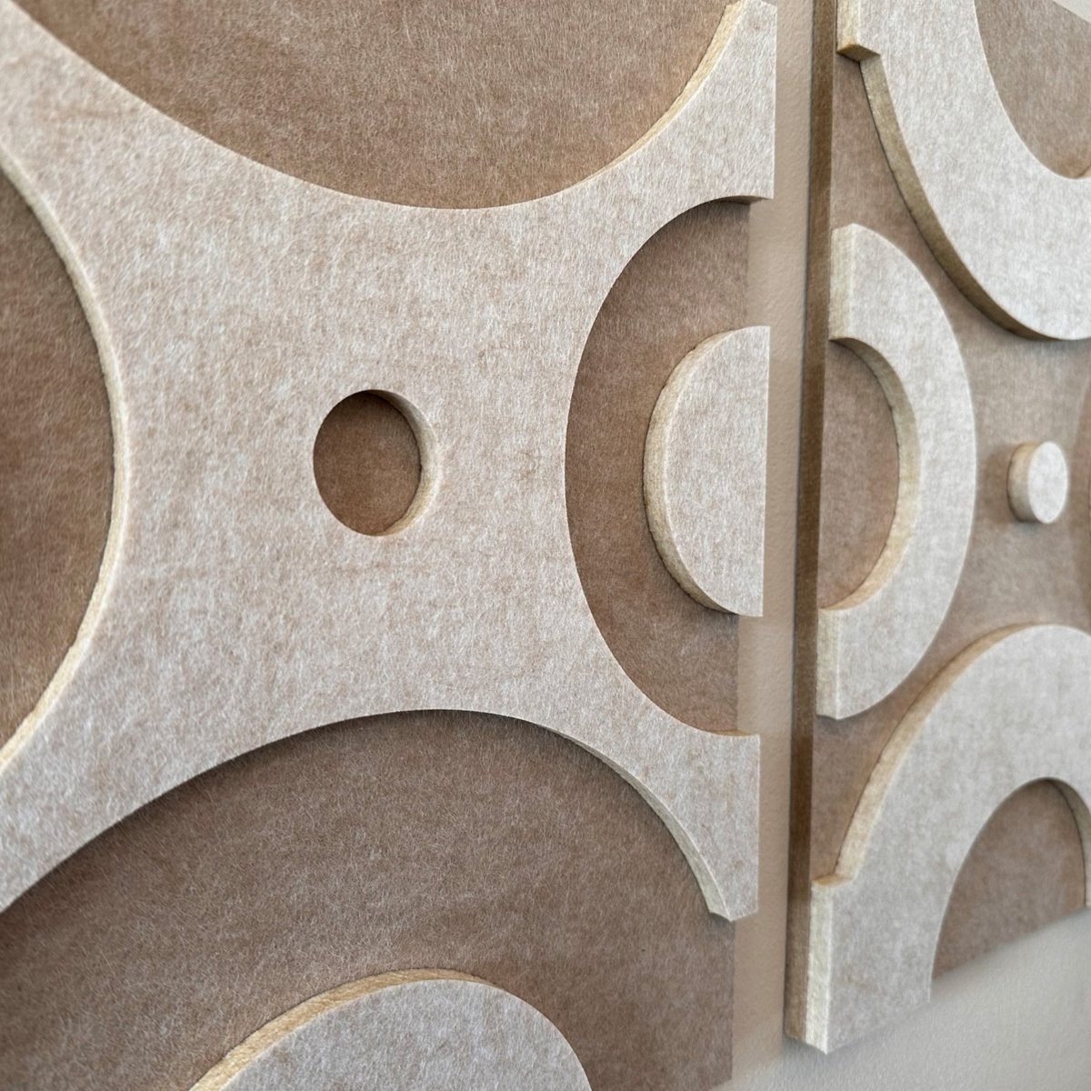 Dot vilt wanddecoratie - vilten wanddecoratie in de kleur White & sand van Van Tjalle en Jasper