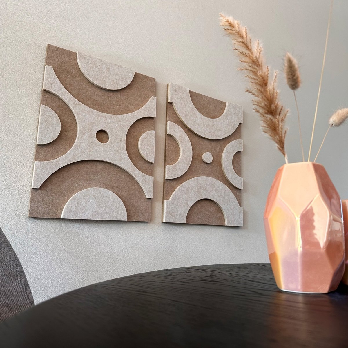 Dot vilt wanddecoratie - vilten wanddecoratie in de kleur White & sand van Van Tjalle en Jasper