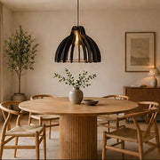 hanglamp in zwart hangend boven een ronde eettafel in een japandi stijl eetkamer