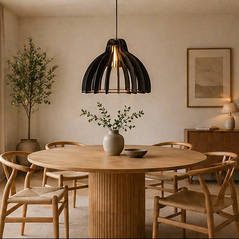 hanglamp in zwart hangend boven een ronde eettafel in een japandi stijl eetkamer